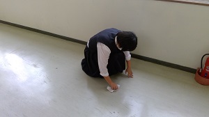 教室前の廊下　ローファーの底がこびりつくことが…早く取り除かないと取りにくくなります。