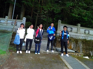 中野神社の前で記念撮影