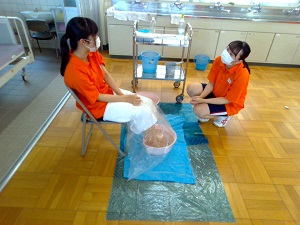 体調を伺ったりコミュニケーションを図りながら、行います。 体調を伺ったりコミュニケーションを図りながら、行います。