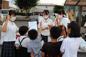 子どもたちとクイズを出して楽しんでいる様子