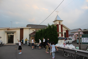 駐車場で配布会を行っている様子