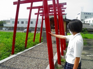 商店街の中心に鎮座する稲荷神社です。