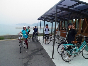 大三島のすばらしい海を背景にサイクリングを楽しみながら…