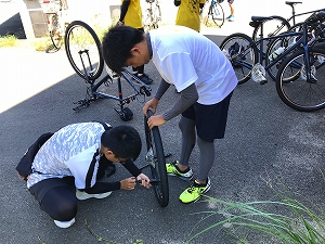 パンク修理をいきなり実践！！でも、会長がリードして走行可能に会長ありがとう！！