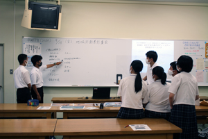 配布先の分担を検討している様子