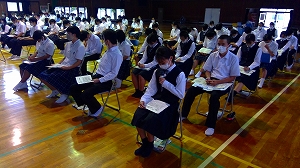 トラブルの事例を代表の生徒が説明しています。