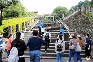 大山積神社の石段を登り別子銅山記念館へ向かいます