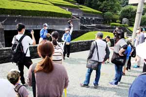 別子銅山記念館についてガイドしている様子