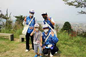 これからの工都新居浜を担うのは若者だ。後方にはうっすらと四阪島が見えていました。