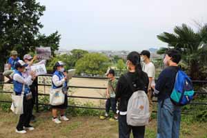 山根グラウンドについてガイドしている様子