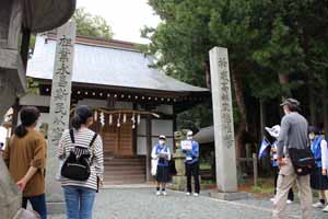 大山祇神社についてガイドしている様子