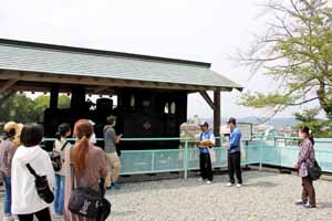 別子1号機関車についてガイドしている様子