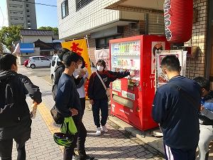 昼休み　特典でもらった割引券で焼きそばをいただきました。