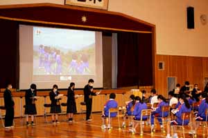 以前船木中学校の皆さんと登山した際の写真を映し出した様子