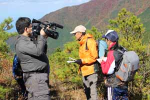 NHK岡本記者さんが取材される様子 （翌朝の四国地方向けのニュースで報道されました）