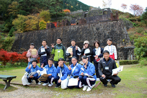 東平貯鉱庫跡にてみなさんと記念撮影