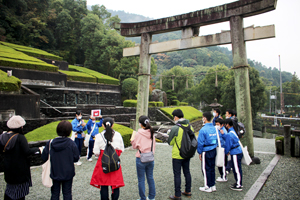 別子銅山記念館前でのガイドの様子