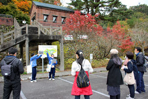 東平フラットホーム跡でのガイドの様子