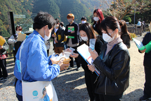 別子銅山の銅鉱石をお土産にプレゼント