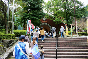 マイントピア別子端出場ゾーンの本館に向かう様子