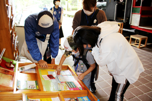 周遊スタンプラリーに挑戦している様子