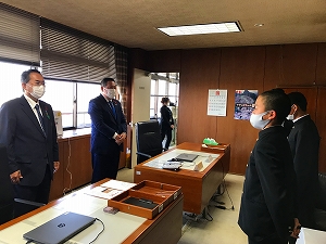 議長さん、副議長さんに御礼の御挨拶にいきました。緊張でガチガチです。