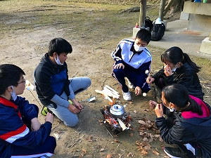 初代会長（３年次）小さい頃にキャンプをしていた経験が生かされ、無事薪に火がつきました。