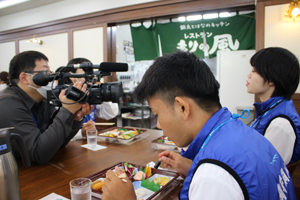 ＮＨＫの取材を受ける杉田さん