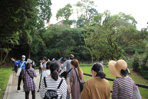 日暮別邸記念館へ向かう道中でのガイドの様子