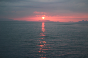 サンセットクルージングで海上から夕日を展望