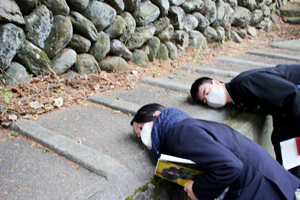 坑水路を流れる水の音を小学生に聞いてもらう体験の確認