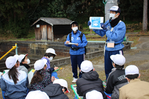 山根収銅所での水処理について学んでいる様子