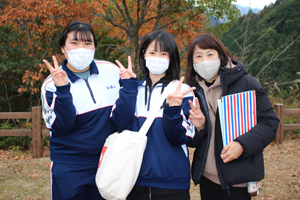 小学校時代の恩師に感動の再会！