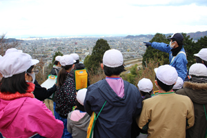 煙害克服能島である四阪島を遠望している様子