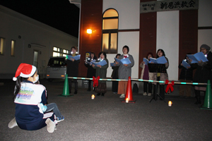 聖歌が夜空に優しく響き渡ります