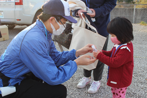 ちっちゃな参加者に別子銅山の銅鉱石をプレゼント