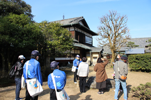 庭園でのガイドの様子