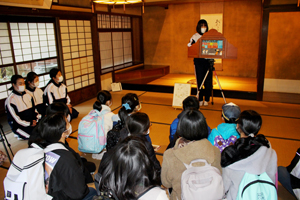 家庭クラブの高校生が手作り紙芝居を読み聞かせしてくれました