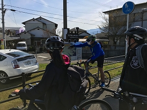 サイクリングライフアドバイザー（CLA）のS先生が鉄道跡について熱く語り、それをメンバーがべんきょうしているようす。