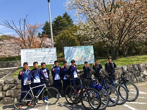 黒島海浜公園で記念写真２　ちなみに、顧問TとCLAのS先生はここで海をみながらゴリゴリコーヒータイムでまったりできました。