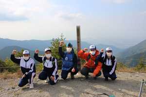 銅山峰（標高1310m）より新たなスタートを誓いました