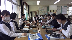 今年度導入されたタブレットPCを活用して検索やjamboardを使って日々ディスカッションしてます。 今年度導入されたタブレットPCを活用して検索やjamboardを使って日々ディスカッションしてます。