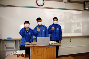 講師を務めた3年次生の渡部さん、同じく村上さん、1年次生の戸田さん（船木中学校出身）