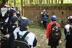 別子銅山の近代化産業遺産を見学している様子