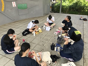 7月13日 昼休みを利用して、広場でランチ。自然の風が心地よい中で楽しいランチ。 7月13日 昼休みを利用して、広場でランチ。自然の風が心地よい中で楽しいランチ。