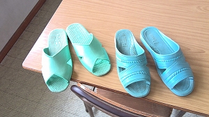 今まで皆さんの足を守ってきたサンダルたち。残せるか調べましたが、結局皆痛んでおりました。本当にありがとう!! 今まで皆さんの足を守ってきたサンダルたち。残せるか調べましたが、結局皆痛んでおりました。本当にありがとう!!