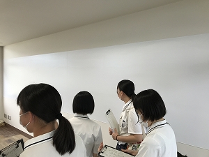 壁がホワイトボードとスクリーンに! 学校のもこうなって欲しいなぁ~ 壁がホワイトボードとスクリーンに! 学校のもこうなって欲しいなぁ~