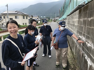 学校の北側（グランド側）の壁に痛みがあります。ナメクジやカタツムリが壁にいたら取ってあげましょう。彼らが壁の痛みを早めるそうです。