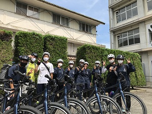 出発前、恒例 旧食堂前で記念撮影 出発前、恒例 旧食堂前で記念撮影