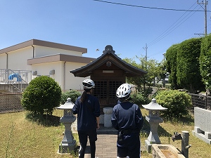 自転車道　沿いに神社発見！　天正の陣に関する神社だそうです。勝手にチョ歴遺産に認定！！